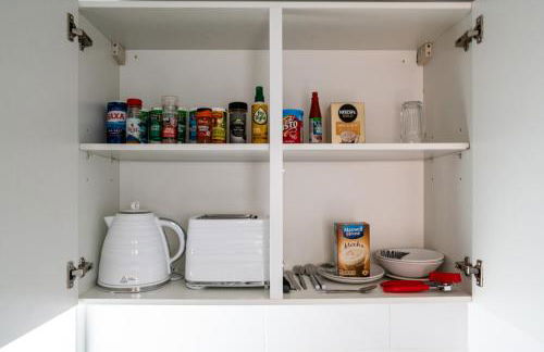 Modern and Stylish 1-Bedroom Guesthouse near M6 J10 Perfect for Business Stays & Couples Free Parking & Wi-Fi - Foto 18