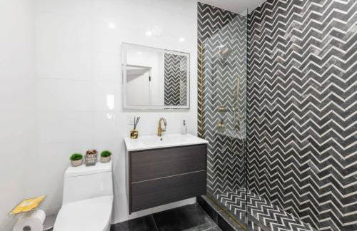 Top Notch 2BR & 2BA Suite Minutes to Central Park - Photo 31