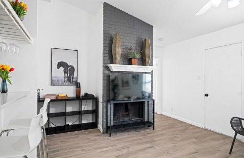 Spacious Family Home in Round Rock w Private Yard - Photo 33