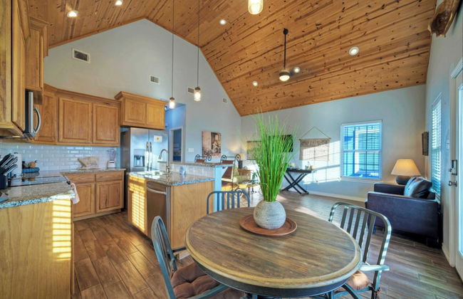 Group Getaway w/ Pool, Boat Dock 2 Homes Laguna Village Retreat by Avantstay - Foto 52