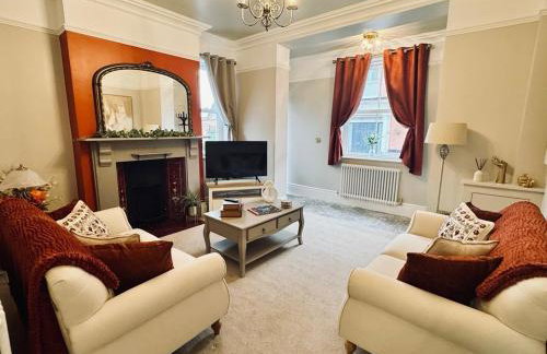 Moody House - Photo 1