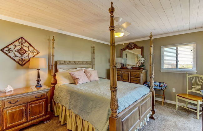 Newly Remodeled Oceanfront Condo with Salt Water Pool and Private Walkway to Beach by RedAwning - Foto 2