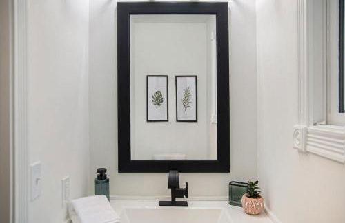 Cozy & Elegant Gem Fenced Yard BBQ & Games - Foto 23