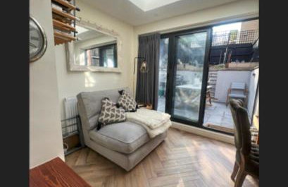 Spacious House In Guildford - Photo 5