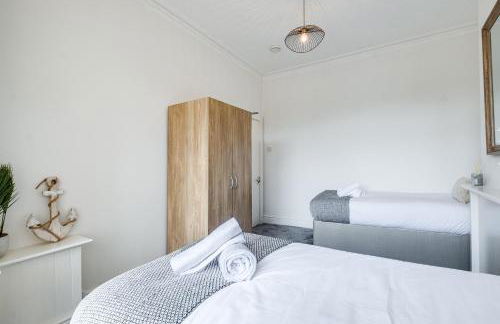 Solace Nights - Large Modern House - 4 Bedrooms - Near M6 & Spaghetti Junction - Fast WiFi - Netflix - Photo 30