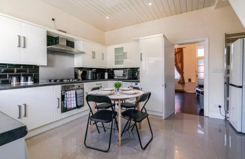 Westfield House, 2BR Sleeps 6, Oldham - Photo 17