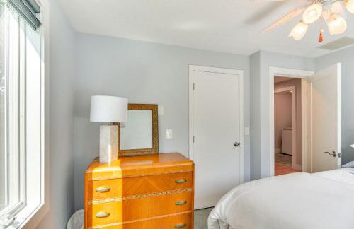 Coastal-Modern Home Less Than 3 Mi to Charlestown Beach! - Foto 22