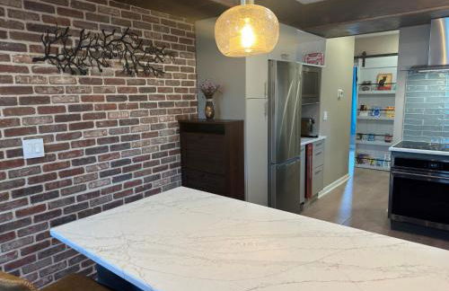 NEW! Urban Oasis, Chic 3-BR 2-BA Corner Unit, Steps Away from NYC! - Foto 21