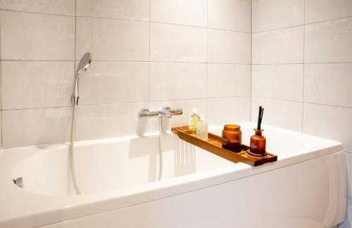 High-Spec Home, Office, SkyTV - for Families, Relocators & Contractors - Foto 12