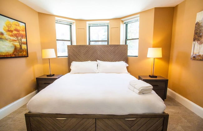 Lux Condo Near Boston - 3 King Beds 2 Bath-parking - Foto 1