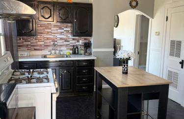 Free Parking! Private Rooftop! 3bd near downtown! - Photo 5