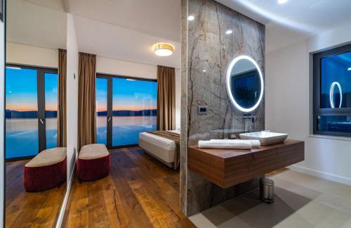 Luxury Villa Novita with Pool - Photo 17