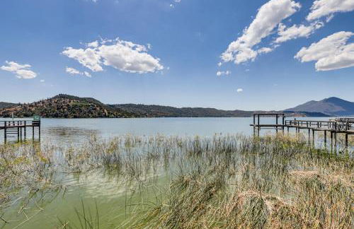 Watefront Getaway with Mtn Views and Dock in Clearlake - Foto 24