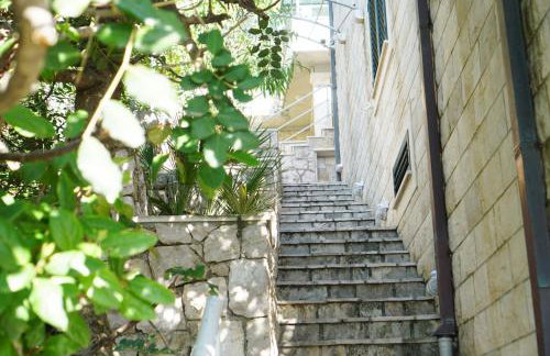 3 Bedroom Beach House with private sea access - Photo 26