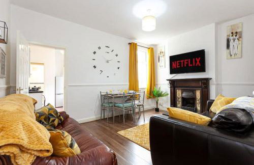 Fabulous Stay - 4 Bedroom House, sleeps 9, ideal for Business and Contractors, Free parking - Foto 1