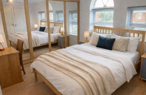 NEW! Large 4BR home by Shirestone Property, Driveway Parking, Near M40, Wifi - Photo 4