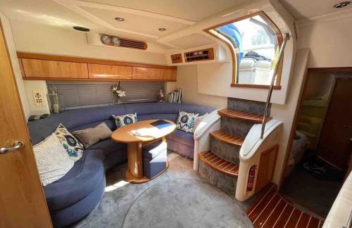 ENTIRE LUXURY yacht 70sqm Oyster Fund - Quiet and relaxing - 2 double bedrooms both en-suite - HEATING - sleeps up to 4 people - moored on our Private Island - nearby LEGOLAND THORPE PARK ASCOT RACES WENTWORTH LONDON Lapland UK -NO Parties - - Foto 17