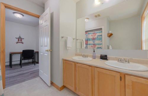 Lakefront Home with Private Beach Access & Hot Tub - Foto 48