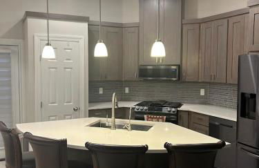 Modern 4 bedroom house close to Loop 20, TAMIU, Airport, and Hospitals - Foto 14