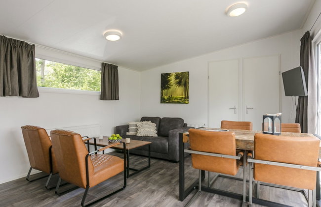 Sunlit Chalet by the Pond - Foto 8