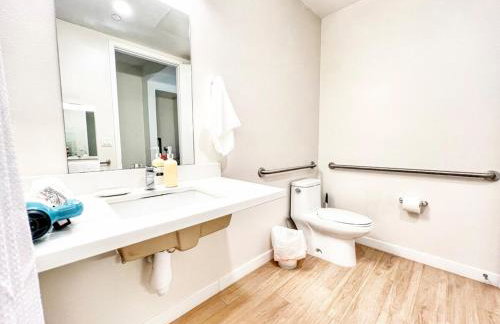 The Leo - One Bedroom Apartment w Private Balcony - Foto 13