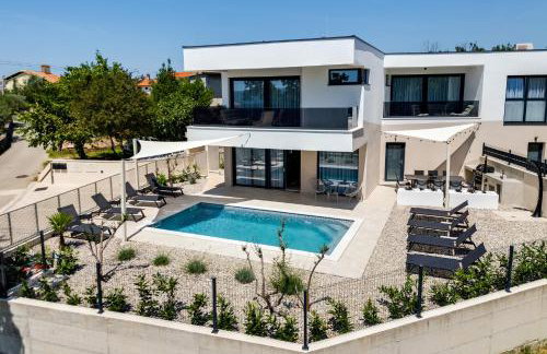 Villa Mirakul, new modern villa with swimming pool, close to the beach, children playroom, quiet area- by TRAVELER tourist agency Krk - ID 2680 - Foto 2