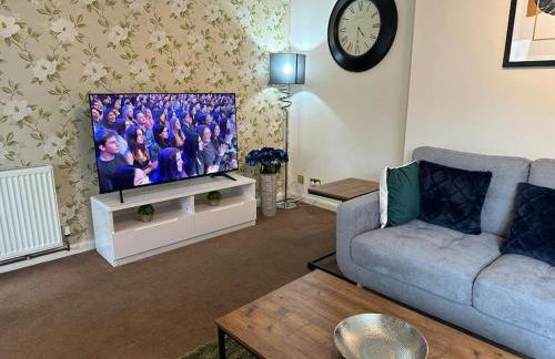 Tennyson House - Cul De Sac 3 Bedroom House for Families, Business Travellers, Contractors, Free Parking & Wifi, Nice Garden, fully furnished - Foto 2