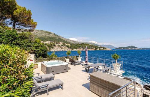 Blue Views Villa with Heated Pool and Jacuzzi - Photo 46