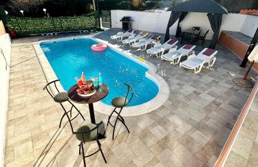 Holiday Home Three Sisters with Swimming Pool & Jacuzzi - Photo 5