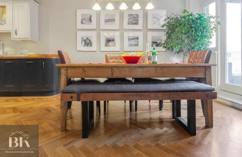 LUXURY Victorian Flat 2 bed 2 bath Flat Sleeps 4 to 7 - Photo 16