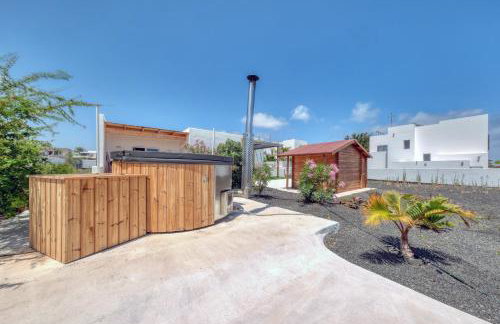 Chalet Emily Alpine Chic with Hot Tub and Ocean View By Lanzarote Vacation Homes - Foto 55
