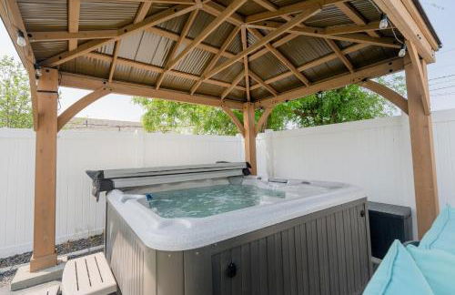 Updated Family Friendly Hillyard Gem NEW HOT TUB! - Foto 56