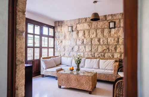 City Beach Villa with Pool and Sea View - Foto 34