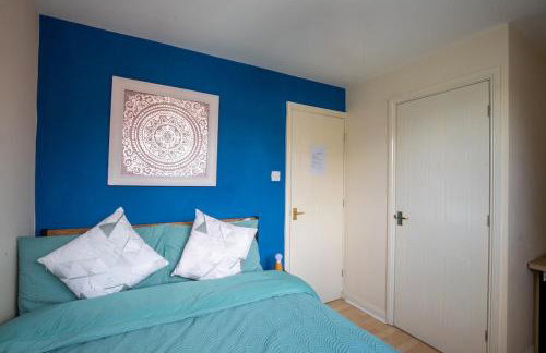 2BR Home Near Shops & Transport Links - Foto 44