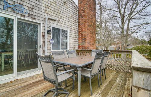Backyard Chilling Cape Cod Home Steps to Beach - Foto 22