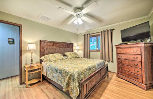 Charming Lakefront Home with Grill and Fire Pit! - Foto 14