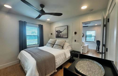 Walk to Best Eats and Shops and Stay in Style - Photo 14