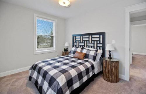 Main Street Oasis Pool and Hot Tub Sleeps 8 - Foto 13