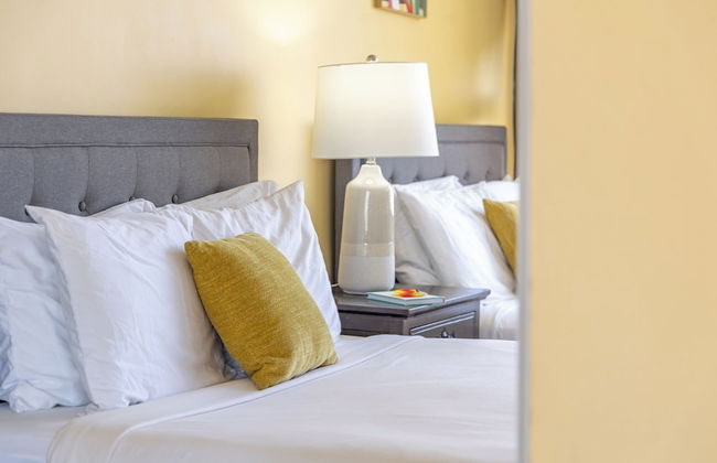 Partial Ocean View Condo with 2 Beds and Parking - Foto 65