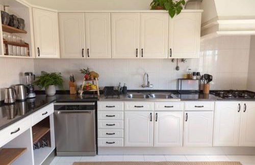 Kodu Lodge - spacious 2 storey coastal home with balcony, sea view, garden & BBQ - Foto 37