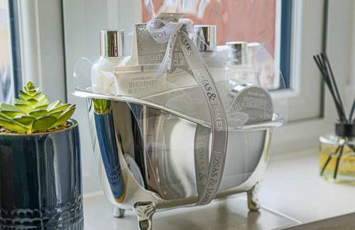 Stylish House with Smart TVs and Netflix, Fast Wifi, Free Parking and Garden by Yoko Property - Foto 17