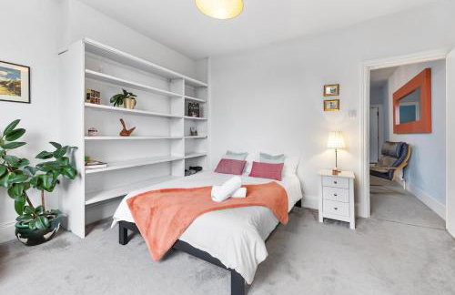 Lovely Split level 2 bedroom flat in NW London - Foto 7