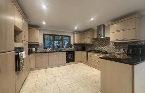 Private Five Bedroom Bungalow in Chertsey - Foto 13