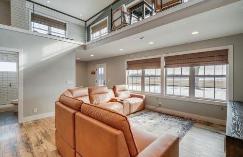 Patio and Fishing Pond! Modern Barndominium Near KC - Foto 9