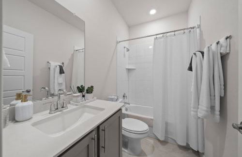 Luxurious 4-Bed Home with Pool Table & Nearby Pool - Foto 28