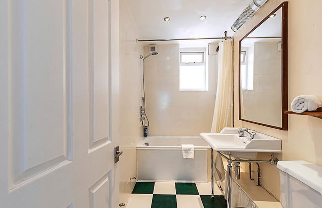 Retro Charm and Modern Comforts - Photo 18