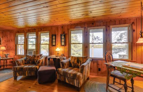Cozy Lakefront Cabin with Indoor Gas Fireplace! - Foto 6