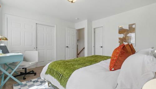 Spacious 4BD - Backyard BBQ, Fire Pit & Mini Golf - Photo 4, wardrobe