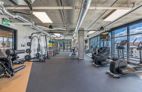 10thFloor CityView HotTub,Pool,Gym,Parking,King Bed - Foto 7