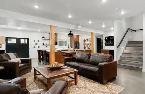 38-Acres of Luxury: 9BR, Indoor Pool, Gym, Near ND - Foto 17